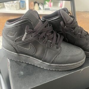 Jordan 1’s mid black